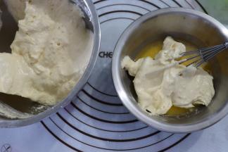 舀一勺面糊，加入融化好的黄油牛奶中