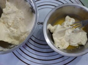 舀一勺面糊，加入融化好的黄油牛奶中