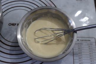 用手抽搅匀乳化