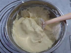 将乳化好的面糊倒入蛋糕糊中