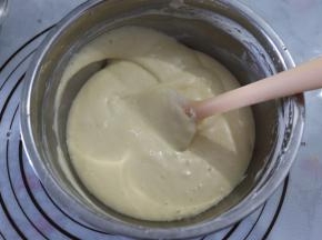 切拌至面糊变得细腻顺滑，提来滴落像飘带状，纹路不消失的状态