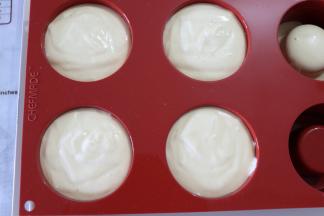 将面糊倒入模具中，大概8分满即可，震盘