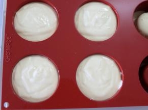 将面糊倒入模具中，大概8分满即可，震盘