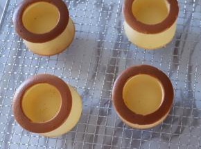 出炉取出放置晾架上晾凉