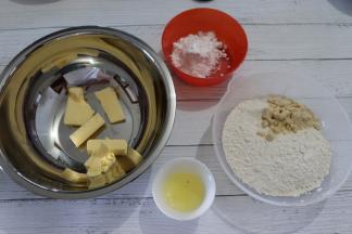 称好材料，黄油切块，提前软化至轻易戳洞.预热烤箱160度