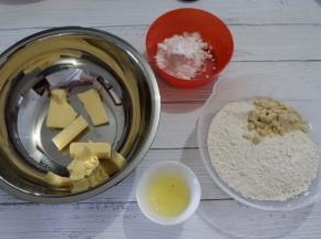 称好材料，黄油切块，提前软化至轻易戳洞.预热烤箱160度
