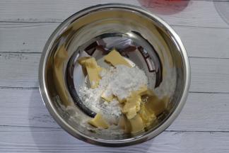 黄油加入糖粉和盐