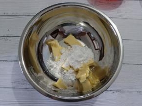 黄油加入糖粉和盐