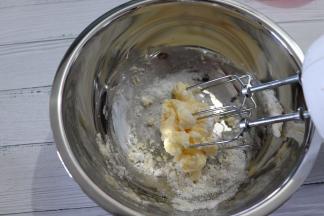 用电动打蛋器打发黄油