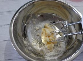 用电动打蛋器打发黄油