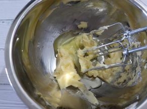 分2次加入蛋白