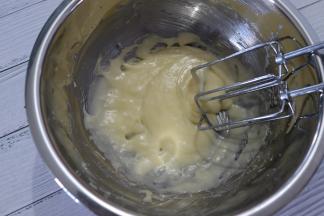 打发完后完成后黄油糊细腻有光泽，轻盈，颜色偏白