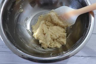 用刮刀搅拌均匀成曲奇糊（看不见干粉）