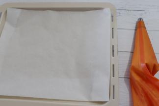 准备裱花袋和SN7092 8齿花嘴，装入面糊后