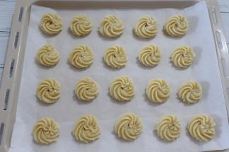 在垫了油纸的烤盘上挤一圆圈