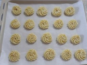 在垫了油纸的烤盘上挤一圆圈
