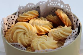 出炉后将曲奇移至网架上晾凉，曲奇就会变得酥脆