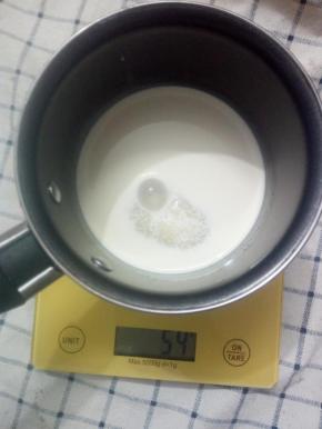 牛奶和细砂糖倒入不粘奶锅