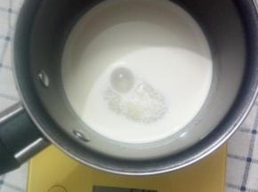 牛奶和细砂糖倒入不粘奶锅