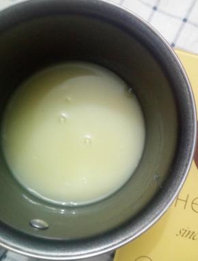 加热到糖化开即可，冷却备用（市售糖粉大部分含有淀粉会影响口感，不要不要用糖粉代替！）。预热烤箱，160度。