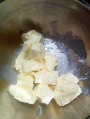 黄油切块，室温放软到手指可以轻易戳洞的程度