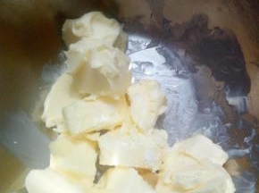 黄油切块，室温放软到手指可以轻易戳洞的程度
