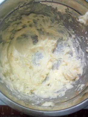 用电动打蛋器打发至变白