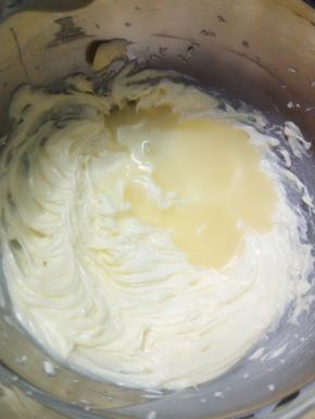 继续电动打蛋器打发