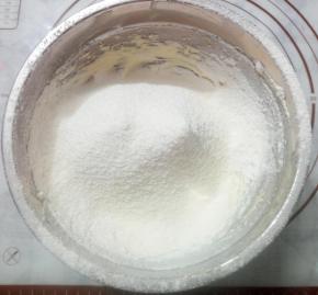 加入过筛好的面粉、盐、杏仁粉（杏仁粉，盐可以不过筛）