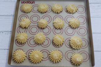 挤在烤盘上，烤盘粘的垫油纸或者耐高温硅胶垫