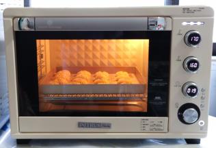 放入预热好的烤箱，上下火160度20分钟