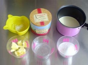 先制作太妃酱，将淡奶油倒入小奶锅中。