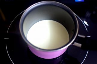 将65克淡奶油加热至室温以上。