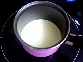 将65克淡奶油加热至室温以上。