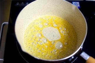 50克细砂糖加入13克水，小火煮至琥珀色。