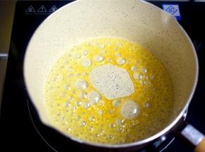 50克细砂糖加入13克水，小火煮至琥珀色。