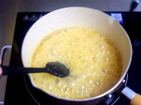 熄火，倒入温热的淡奶油，边倒边搅拌。