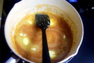 将黄油和海盐加入，然后回锅加热至海盐完全融化，离火。做好的太妃酱放置一旁降温备用。