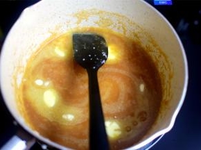 将黄油和海盐加入，然后回锅加热至海盐完全融化，离火。做好的太妃酱放置一旁降温备用。