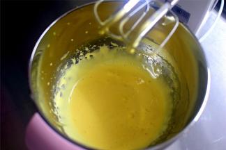 接着制作冰淇淋。首先将60克蛋黄，加入33克细砂糖，高速打发至蛋黄糊捞起滴落不马上消失的状态。