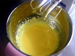 接着制作冰淇淋。首先将60克蛋黄，加入33克细砂糖，高速打发至蛋黄糊捞起滴落不马上消失的状态。