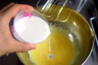 分次少量加入牛奶，边加边搅拌均匀。