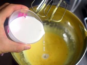 分次少量加入牛奶，边加边搅拌均匀。