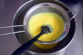 将蛋奶糊倒入奶锅中，中火加热，边煮边搅拌，煮至85度左右，离火并过筛备用。