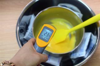 将过筛后的蛋奶糊隔冰水降温备用。