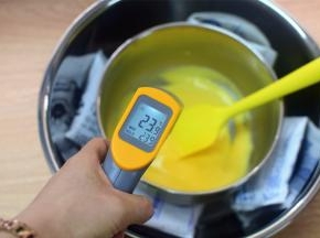 将过筛后的蛋奶糊隔冰水降温备用。