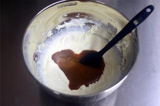 淡奶油打发至不流动的状态，加入太妃酱，拌均匀成为太妃奶油糊。