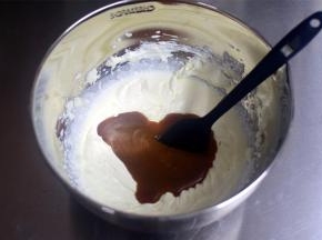 淡奶油打发至不流动的状态，加入太妃酱，拌均匀成为太妃奶油糊。