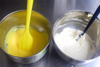 将太妃奶油糊和蛋奶糊混合，即成为太妃冰淇淋面糊。