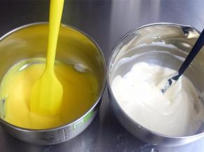 将太妃奶油糊和蛋奶糊混合，即成为太妃冰淇淋面糊。